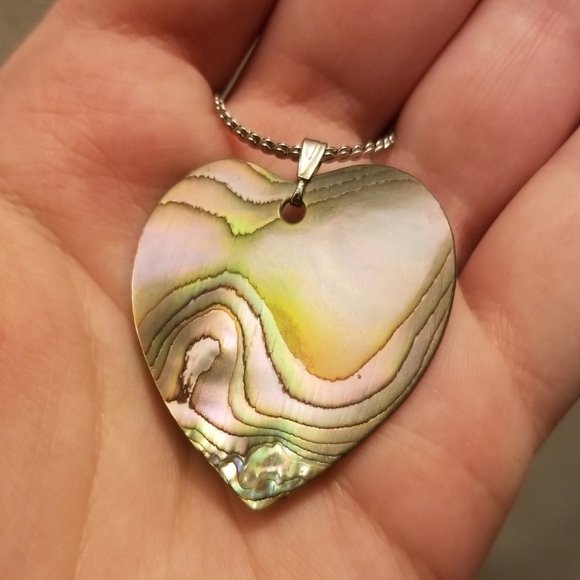 Vintage Jewelry - Gorgeous vtg blister pearl heart pendant necklace w silvertone chain, EUC